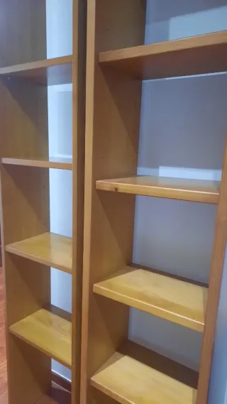 Estantería de madera natural de roble