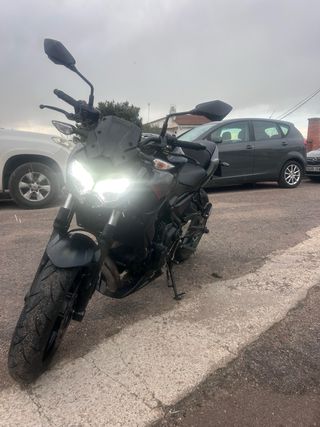 Kawasaki Z650 Negra y Roja
