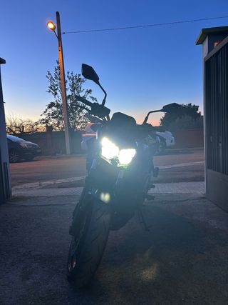 Kawasaki Z650 Negra y Roja