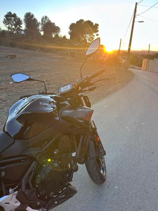 Kawasaki Z650 Negra y Roja