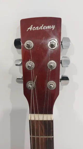 Guitarra Acústica Academy. Solo venta en persona.