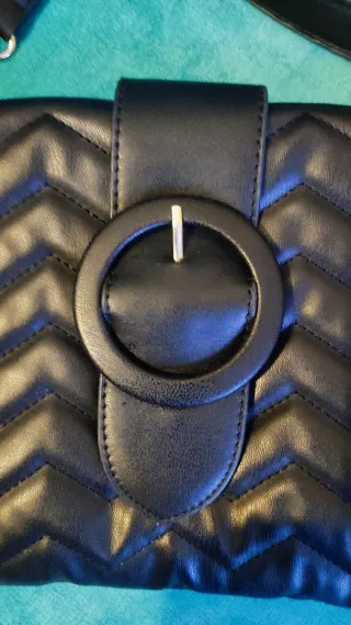 Bolso negro Misako acolchado con hebilla