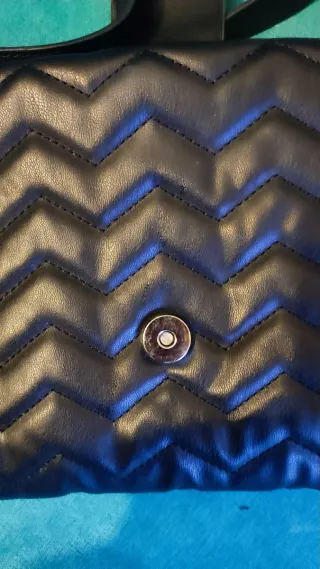 Bolso negro Misako acolchado con hebilla