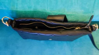 Bolso negro Misako acolchado con hebilla