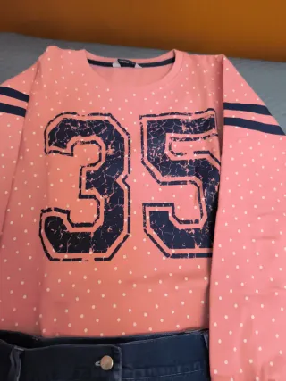 Falda vaquera y sudadera con número 35
