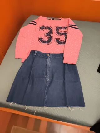 Falda vaquera y sudadera con número 35