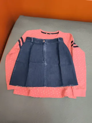 Falda vaquera y sudadera con número 35