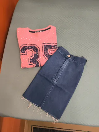 Falda vaquera y sudadera con número 35