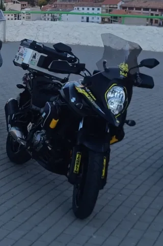 Suzuki V-Strom 650 Adventure 2023 Negra