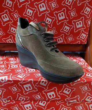 Scarpa donna camoscio con zeppa colore tortora mar