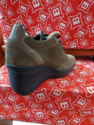 Scarpa donna camoscio con zeppa colore tortora mar