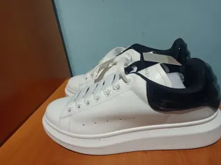 Zapatillas Alexander McQueen Negras y Blancas