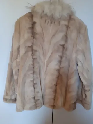 Elegante abrigo de piel beige