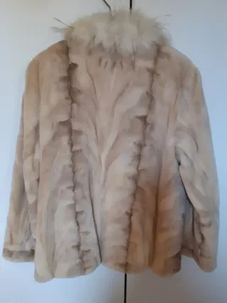 Elegante abrigo de piel beige