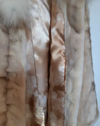 Elegante abrigo de piel beige