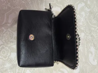 Bolso negro con cadena y tachuelas