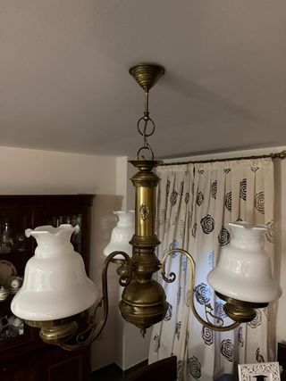 Lámpara de techo dorada con tulipas blancas