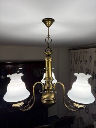 Lámpara de techo dorada con tulipas blancas