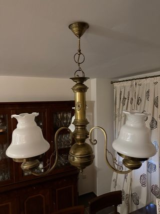 Lámpara de techo dorada con tulipas blancas