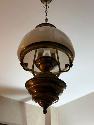 Lámpara de techo colgante dorada y blanca