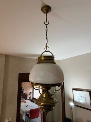 Lámpara de techo colgante dorada y blanca