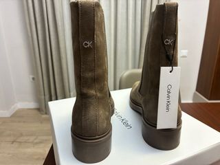 Botines Calvin Klein marrón claro.