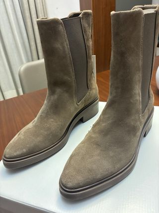 Botines Calvin Klein marrón claro.