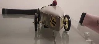 Coche de juguete vintage plateado