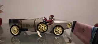 Coche de juguete vintage plateado