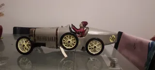 Coche de juguete vintage plateado