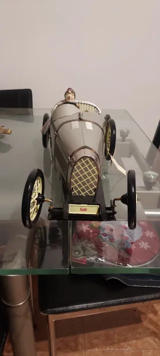 Coche de juguete vintage plateado