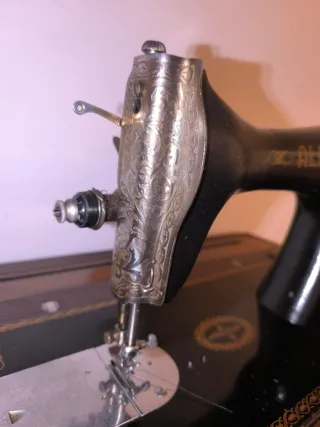 Máquina de coser antigua en mueble de madera