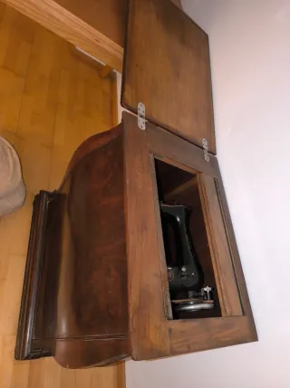 Máquina de coser antigua en mueble de madera