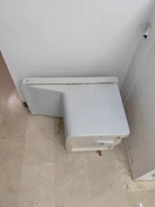 Pileta de lavadero blanca