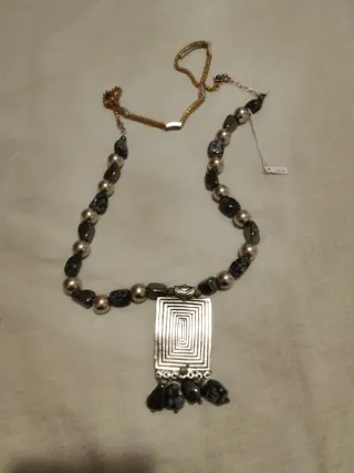 Collar con colgante placa y piedras