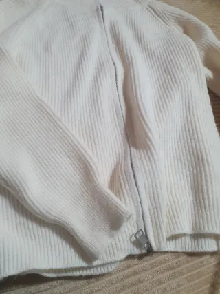 Rebeca de punto con cremallera beige