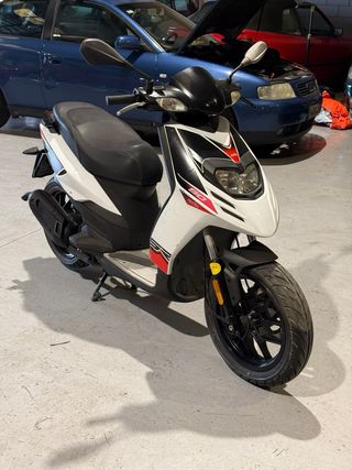 Aprilia SR Motard 125cc Scooter
