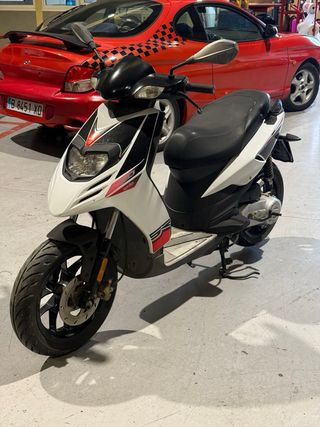 Aprilia SR Motard 125cc Scooter