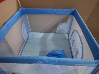 Parque infantil azul con puntos blancos