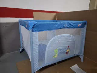 Parque infantil azul con puntos blancos