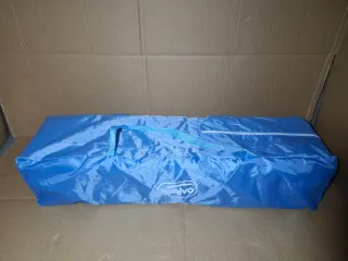 Parque infantil azul con puntos blancos