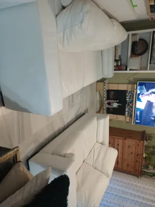 Sofá 2 y 3 plazas piel blanco. Solo queda el chico