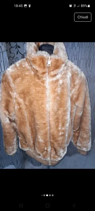 Pellicciotto beige con tasche e polsini