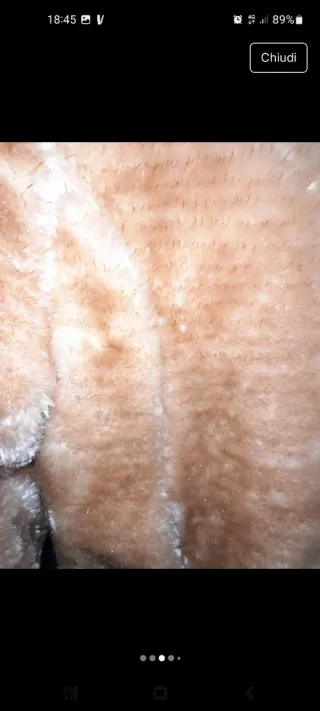 Pellicciotto beige con tasche e polsini