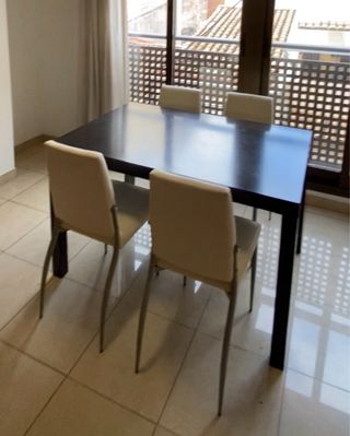 Mesa y 4 Sillas Comedor