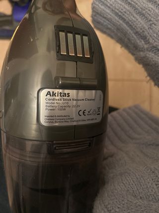 Aspiradora de mano negra y azul