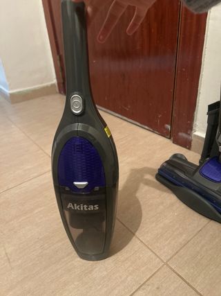 Aspiradora de mano negra y azul