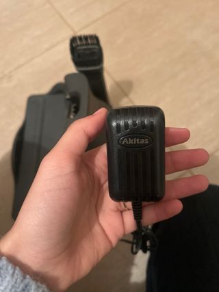 Aspiradora de mano negra y azul