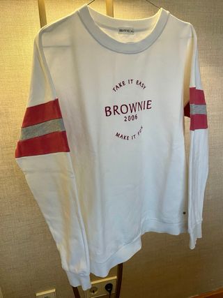 Sweatshirt Brownie com logo e riscas nas mangas.