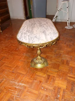 Mesa de centro mármol y metal dorada